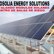 FOTOSOLIA INSTALANDO MODULOS SOLARES EN BALSA DE RIEGO