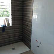 Baño con ducha al fondo