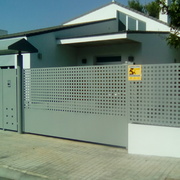 Frontal de entrada a la parcela