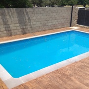 Piscina de obra, muro de bloque e impreso
