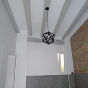 Vigas de madera en gris combinado con paredes en color blanco roto.