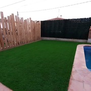 Cesped artificial zona piscina
