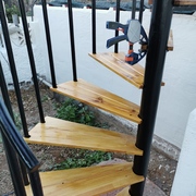 Carpintería de madera en escalera