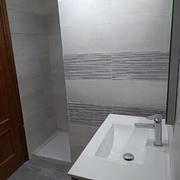 Baño con muro