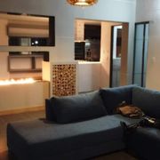 Salón y cosina separado por Chimenea