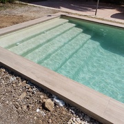 Piscina moderna en chalet independiente.