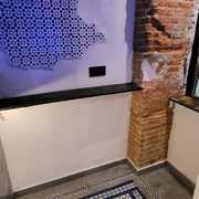 Alfombra de azulejos recuperados en la demolición.