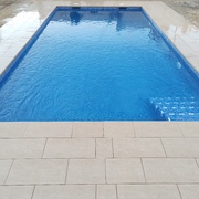 Piscina 8 x 4 m con playa perimetral.