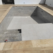 Construcción piscina moderna