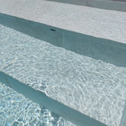 Piscina y playa con revestimiento Pietro White antideslizante de Rosa Gres.