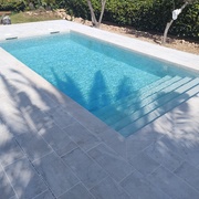 Piscina y playa con revestimiento Pietro White antideslizante de Rosa Gres.