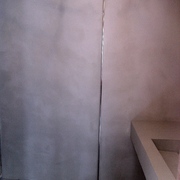 Paramentos y lavabo en microcemento blanco