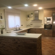 Cocina melamina roble iguazu + neolith blanco polar