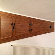 Ventana con descuadre y porticones en imitación madera
