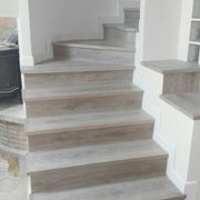 escalera de suelo laminado