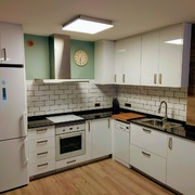 Cocina formica alto brillo + granito negro moteado.