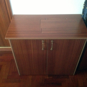 MESA CERRADA DE MÁQUINA DE COSER