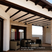 Porche de ladrillo y madera