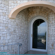 Puerta de acceso de medio punto