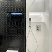 Detalle hornacinas baño iluminadas