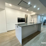 Cocina integrada en salón con isla y placa Cooking Rak