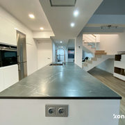 Cocina integrada en salón con isla y placa Cooking Rak