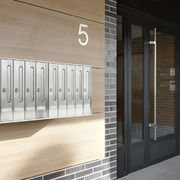 Instalación de buzones y puerta