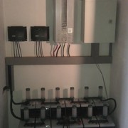 Sala de inversores de sistema de electricidad solar sin conexión con compañía eléctrica