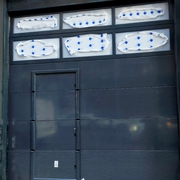 PUERTA SECCIONAL LISA VENTANAS POLICARBONATO