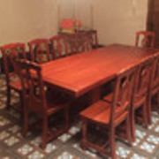 Mesa y sillas madera.