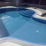 piscina desbordante con playa lateral