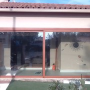 Balconera corredera de la serie Elevable 100 RPT en imitación madera con cristal 4+4 Guardian Sun/16/4+4 y forrado especial con chapa