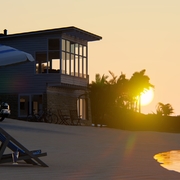 Diseño 3D vivienda familiar a pie de playa estilo minimalista natural.