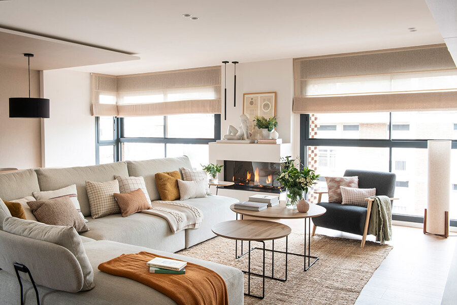 Salón con elegante chimenea