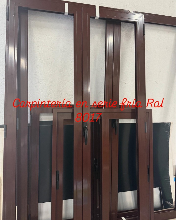 Carpintería de aluminio en serie fría Ral, 8017