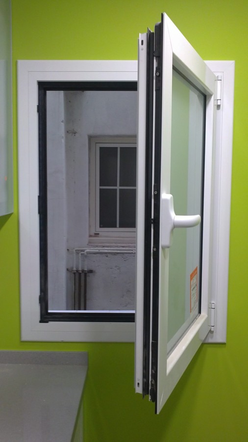 Ventana abisagrada