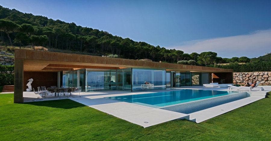 THK Construcciones_Fachada transparente al Meditarraneo en la Costa Brava.