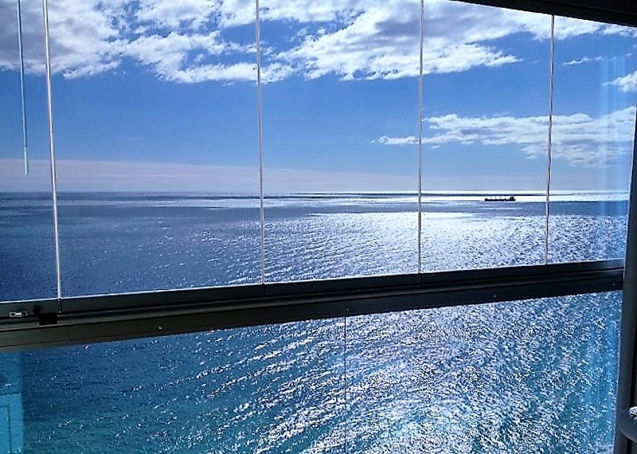 Instalación de cortina de cristal y barandilla panorámica en Fuengirola.
