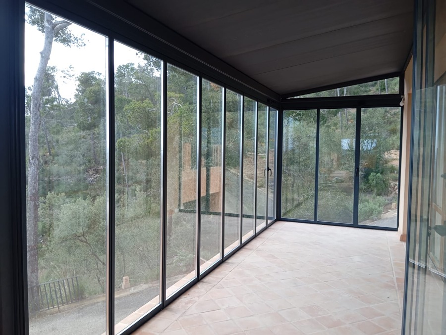 Cerramiento panorámico de aluminio y cristal para terraza