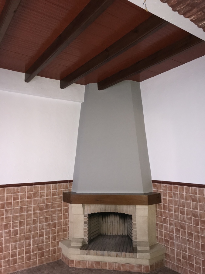 Foto: Chimenea Gris y Paredes Blancas de Pinturas Acosta #2515334