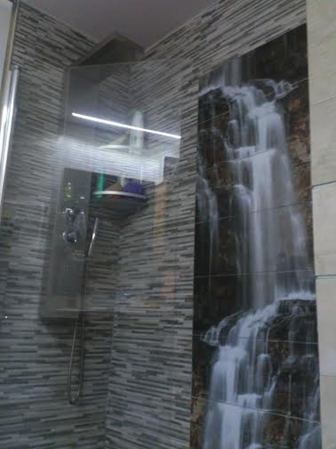 PLATO DE DUCHA CON CASCADA IMPRIMIDA EN EL AZULEJO