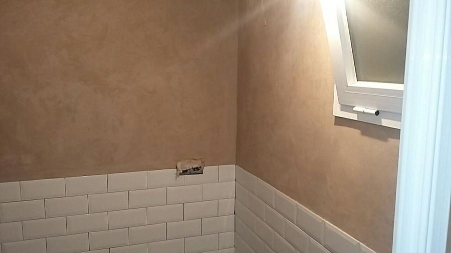 Cuarto de baño blanco biselado y perlita