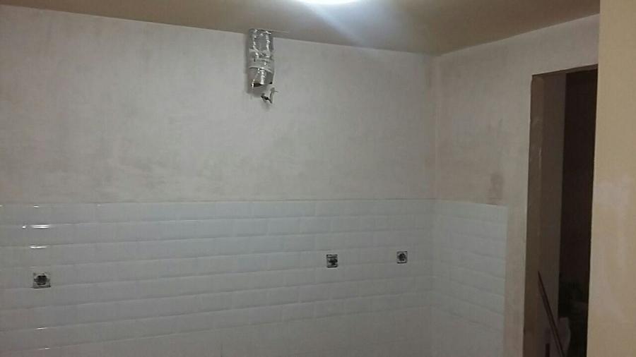 Cocina azulejo biselado media altura y media perlita