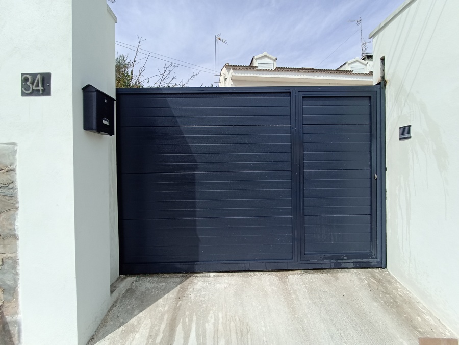 Puerta corredera con peatonal