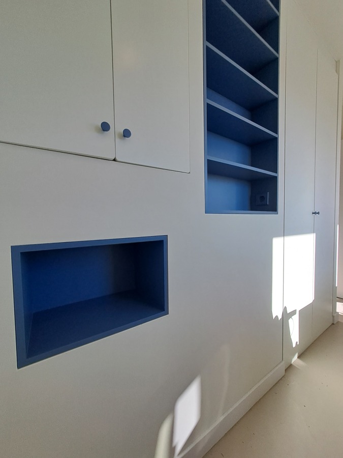 Muebles a medida lacados y empotrados.