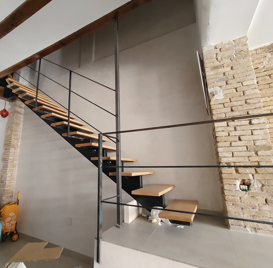 Escalera acabada con barandilla rustico.