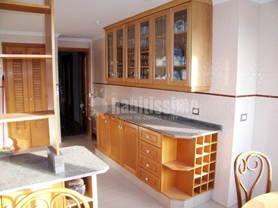 Foto: Barra Encimera de Obra en Cocina de Construcciones Olivares y