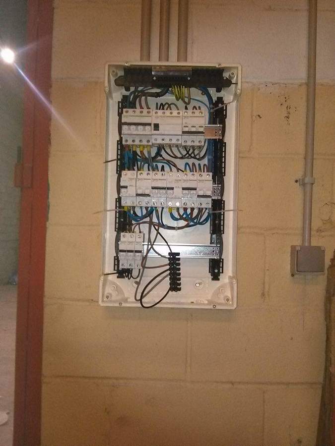 Instalación de iluminación en una nave.