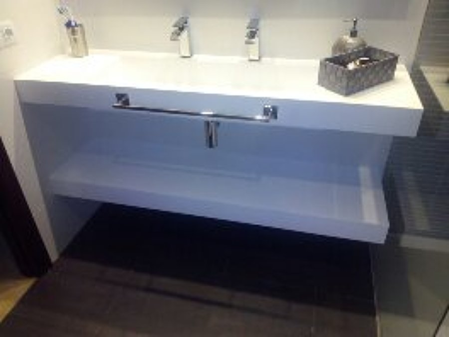 Estante bajo lavabo