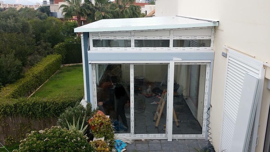 Cerramiento de aluminio con techo